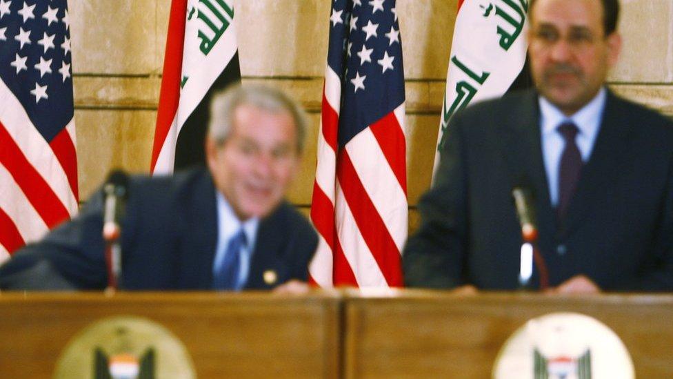 Qué pasó con el hombre que hace 10 años lanzó sus zapatos contra George W. Bush en Irak