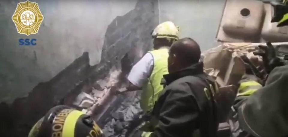 Personal del ERUM rescata a bebé atrapada entre las paredes de una casa en Iztacalco
