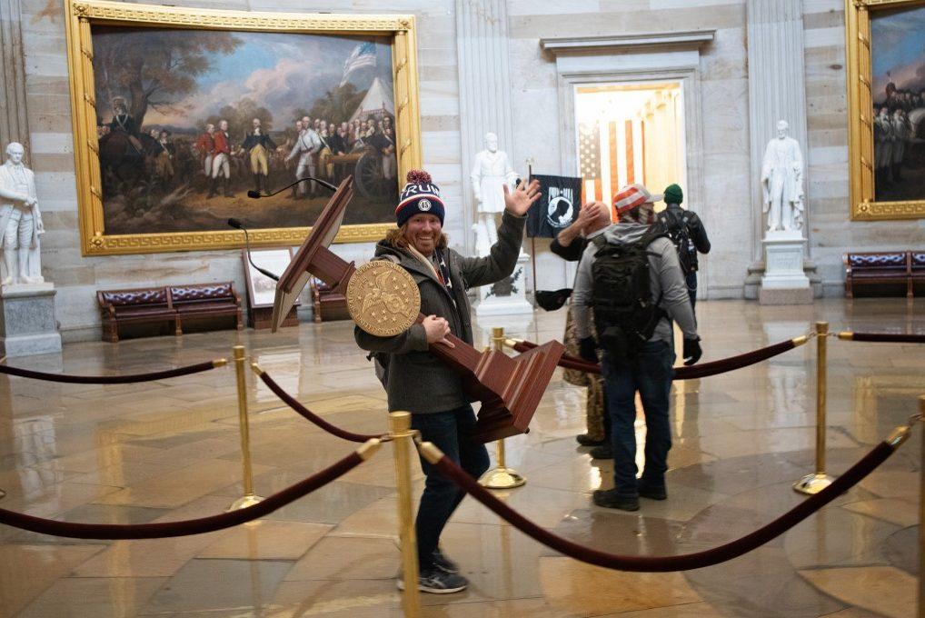 Arrestan al hombre fotografiado con el atril de Nancy Pelosi durante el asalto al Capitolio