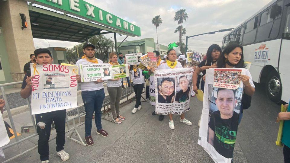Familias de desaparecidos protestan durante conferencia de AMLO en Nuevo León
