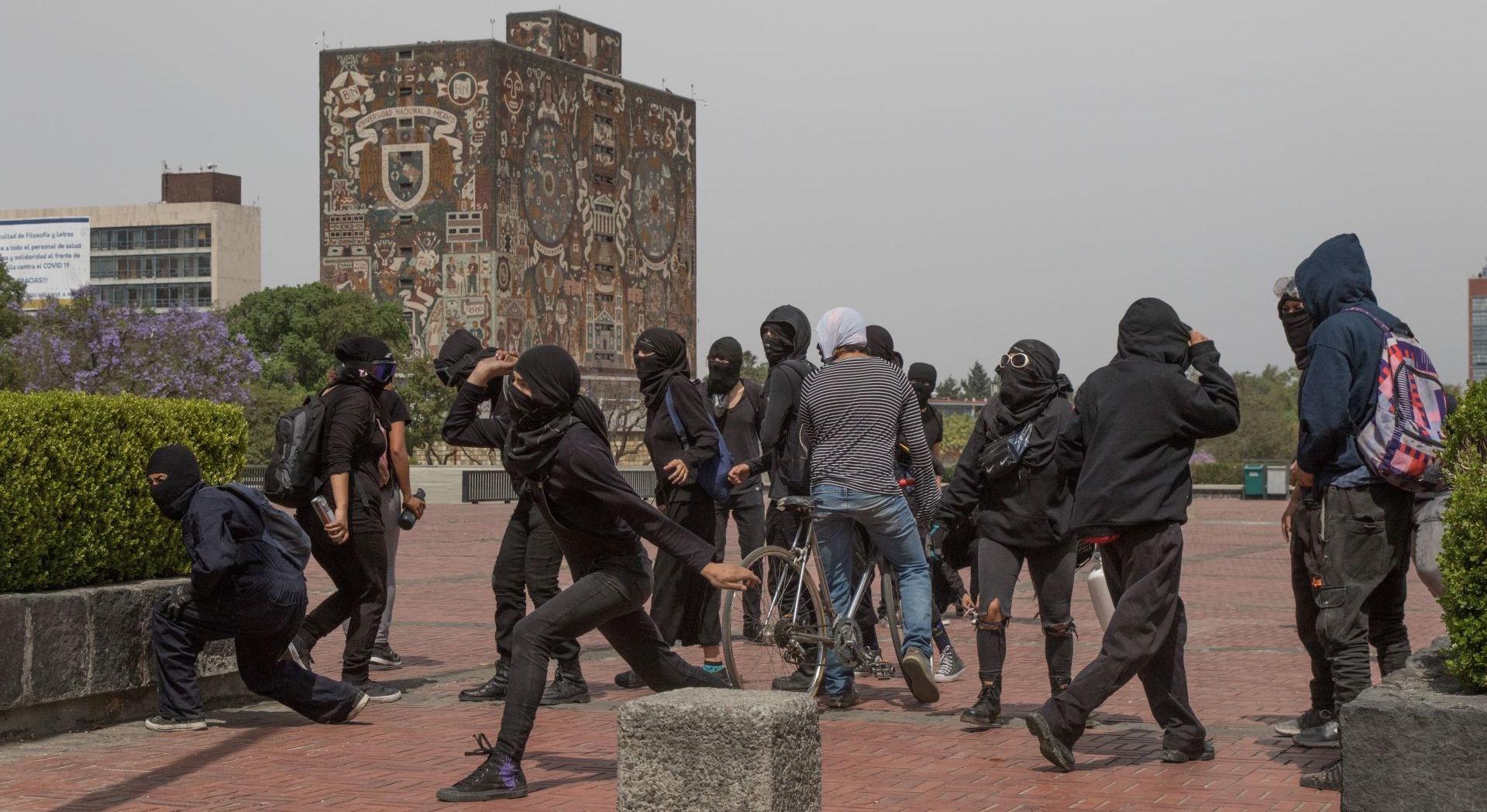 Grupo causa destrozos e incendio en Ciudad Universitaria; UNAM acusa que quieren ‘llamar la atención’
