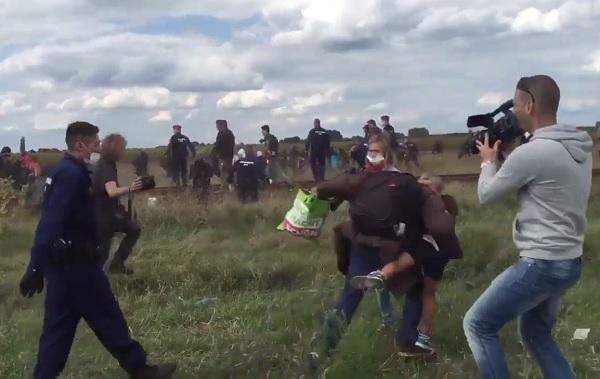 Medio despide a reportera que pateó a refugiados en Hungría