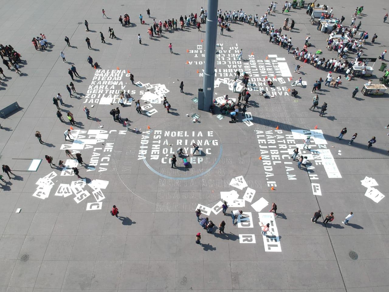Mujeres pintan el Zócalo con los nombres de víctimas de feminicidio y desaparición