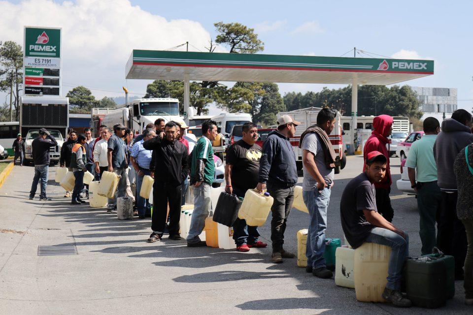 Bloqueos, riñas y compras de pánico: Gobernadores temen violencia por escasez de gasolina