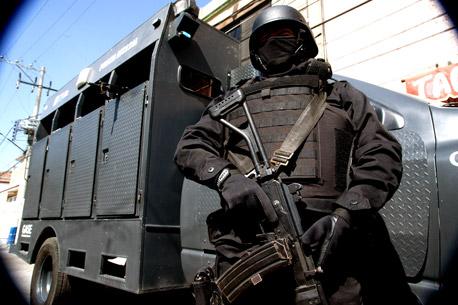 <i>Narcobloqueos</i> afectan tránsito en Monterrey