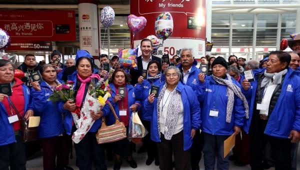 El gobernador de Puebla recibe a familiares de migrantes en Nueva York