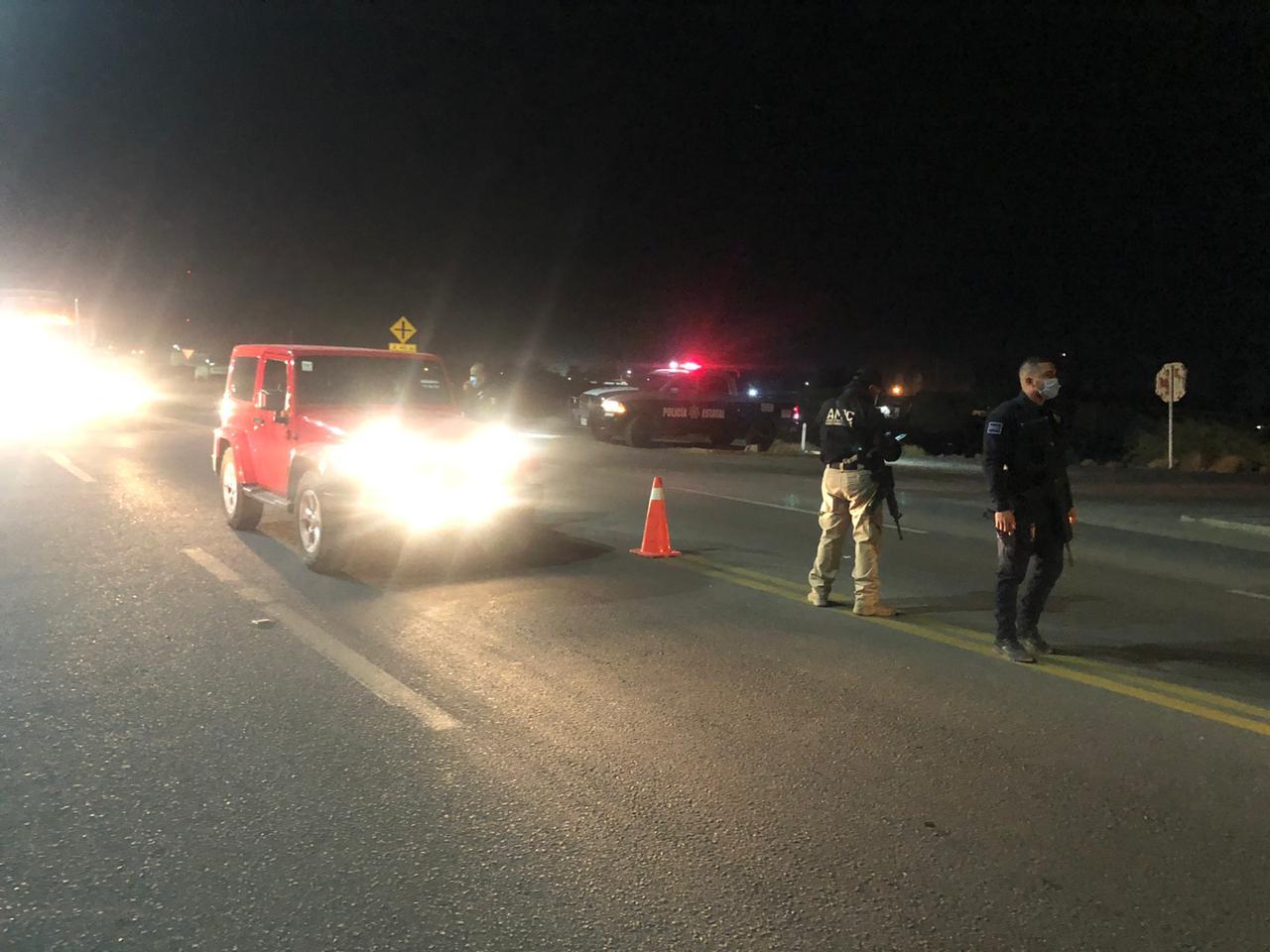 Hombres armados roban a turistas de EU camioneta y motos en carretera de Sonora