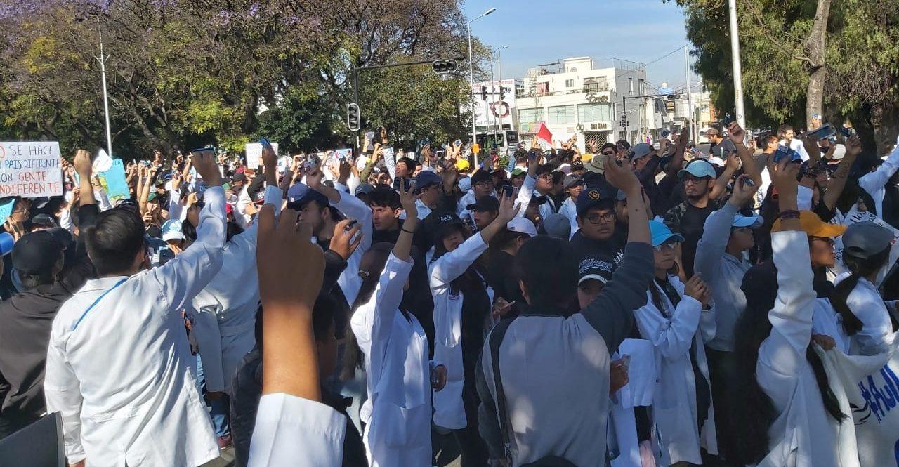 Miles de estudiantes piden justicia con Megamarcha en Puebla tras asesinato de alumnos de medicina