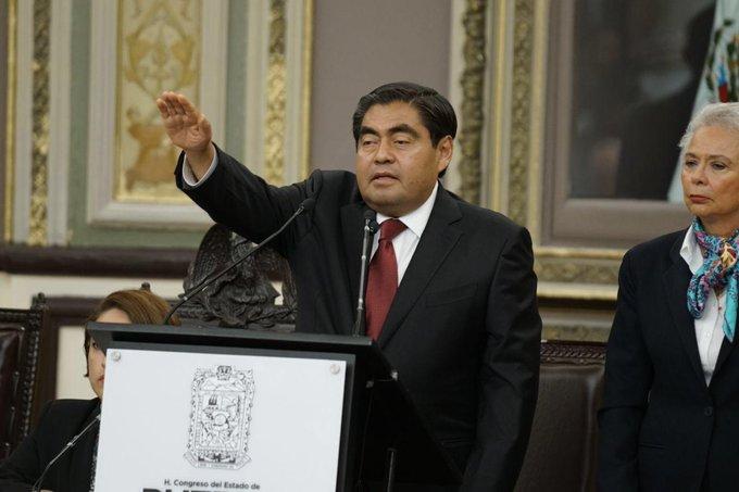 Barbosa toma protesta como gobernador y señala deuda de 44 mil mdp en Puebla