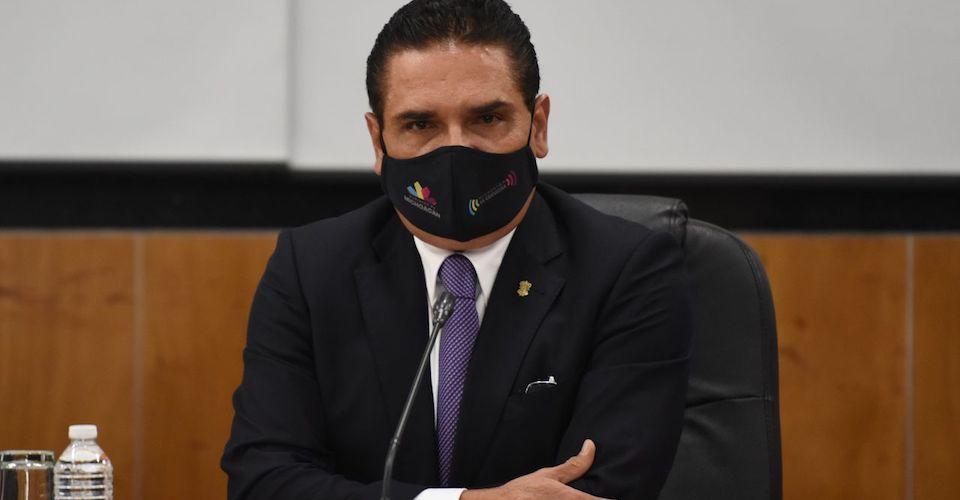 Gobernador de Michoacán empuja a manifestante; era ‘halconero’ y ‘provocador’, dice