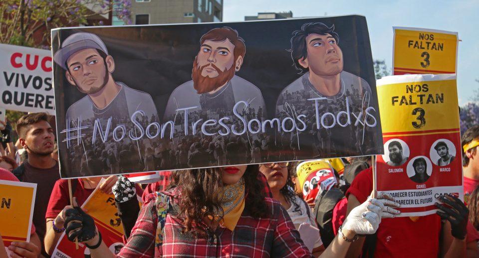Gobernador de Jalisco inaugura evento; afuera protestan para exigir aparición de los 3 estudiantes