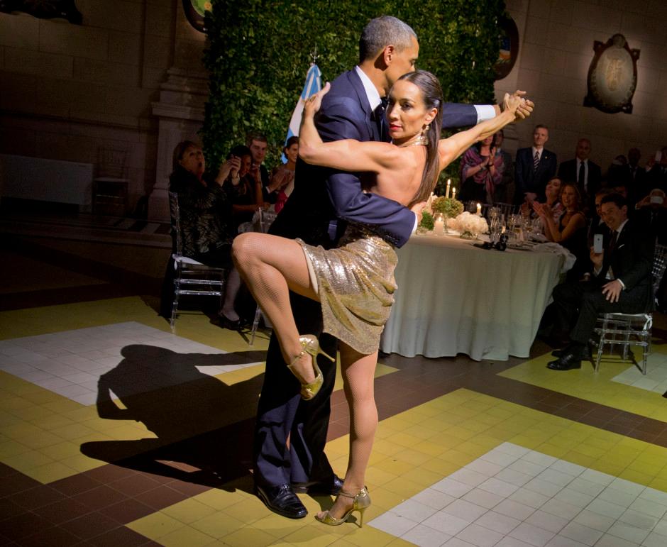 Obama muestra sus mejores pasos, bailando tango