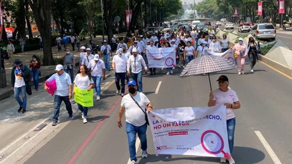 ‘Quimios sí, desabasto no’: Pacientes con cáncer y organizaciones civiles protestan en Reforma por falta de medicamentos