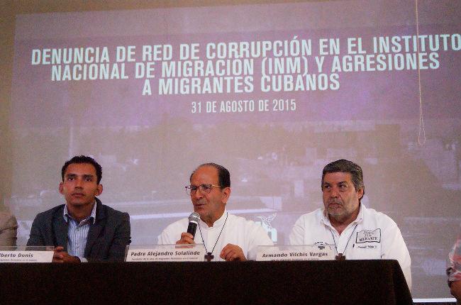 Solalinde denuncia extorsiones a migrantes cubanos en estaciones del INM; la autoridad lo rechaza