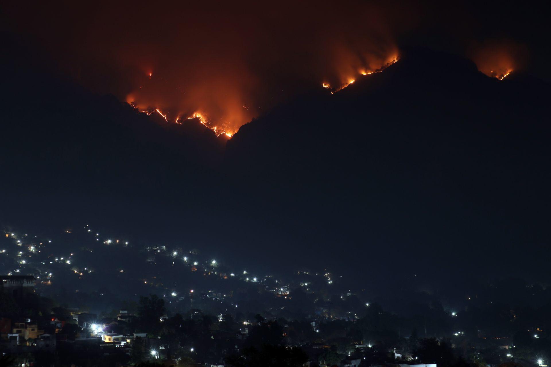 Incendio en Tepoztlán no cede: controlan 20% de la quema y rescatan a brigadistas atrapados