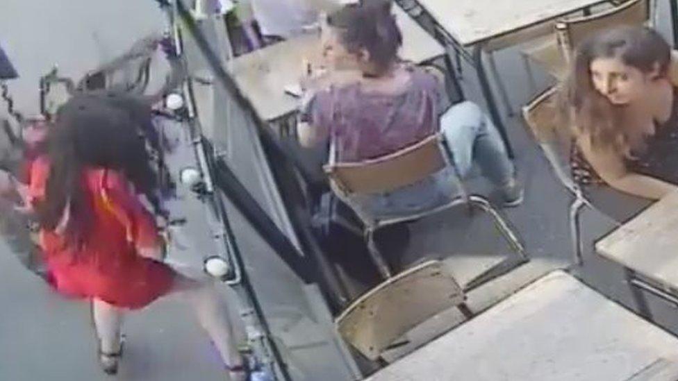 La indignación que causó en Francia el video de la brutal agresión a una mujer en la calle