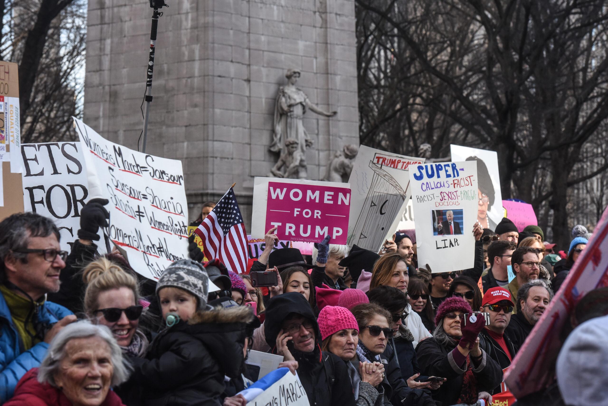 Otro regalo de aniversario; encabezan mujeres marchas en contra de Donald Trump en EU