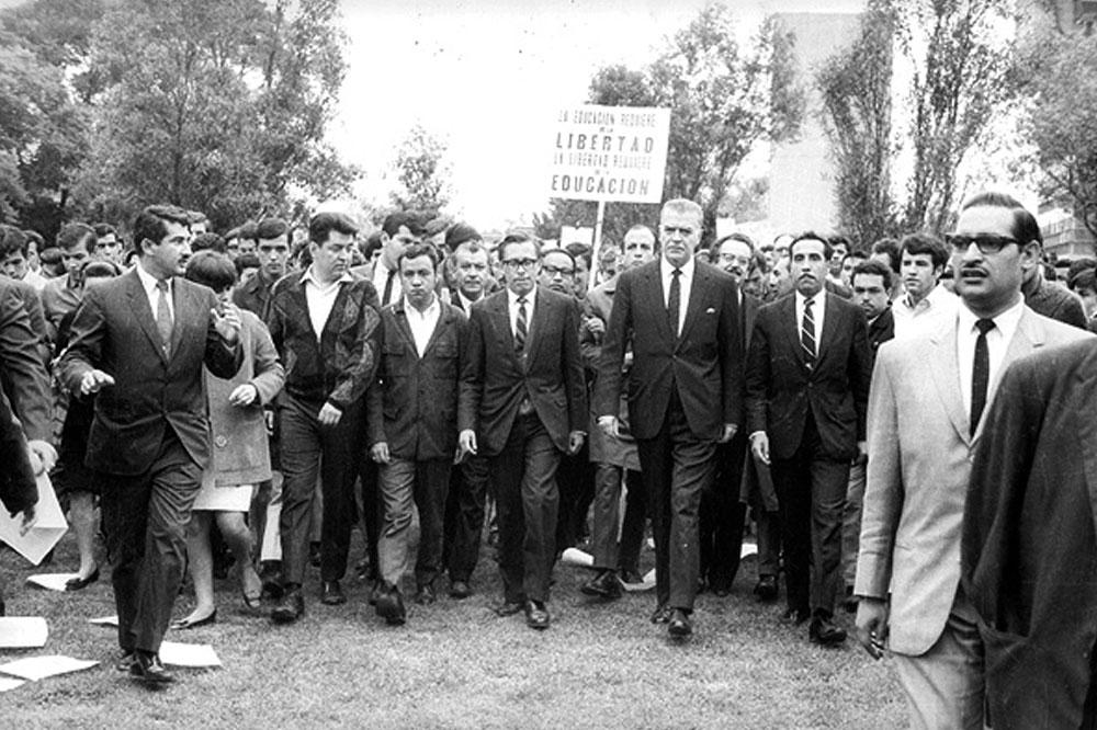 1968: El rector Barros Sierra encabeza marcha en repudio al ataque del gobierno a la UNAM