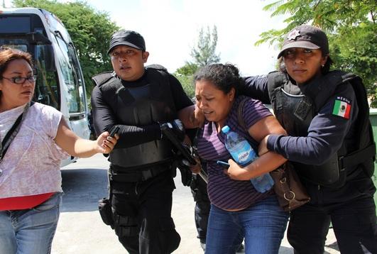 58 detenidos por desalojo de maestros en Cancún: PGJE (videos)