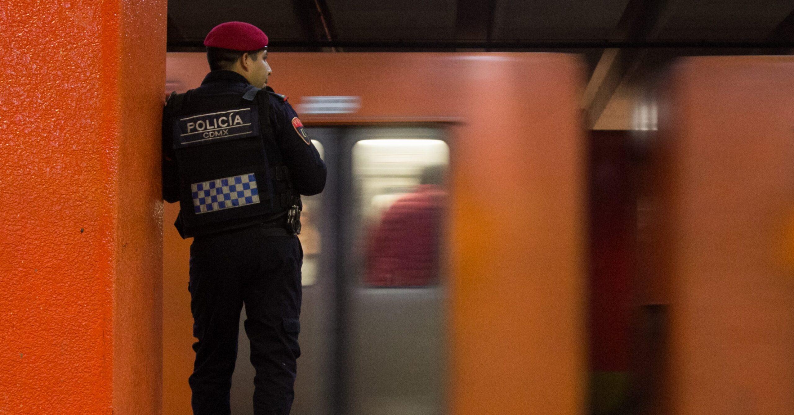 Muere policía tras ser arrojado a las vías del metro en la estación Bondojito