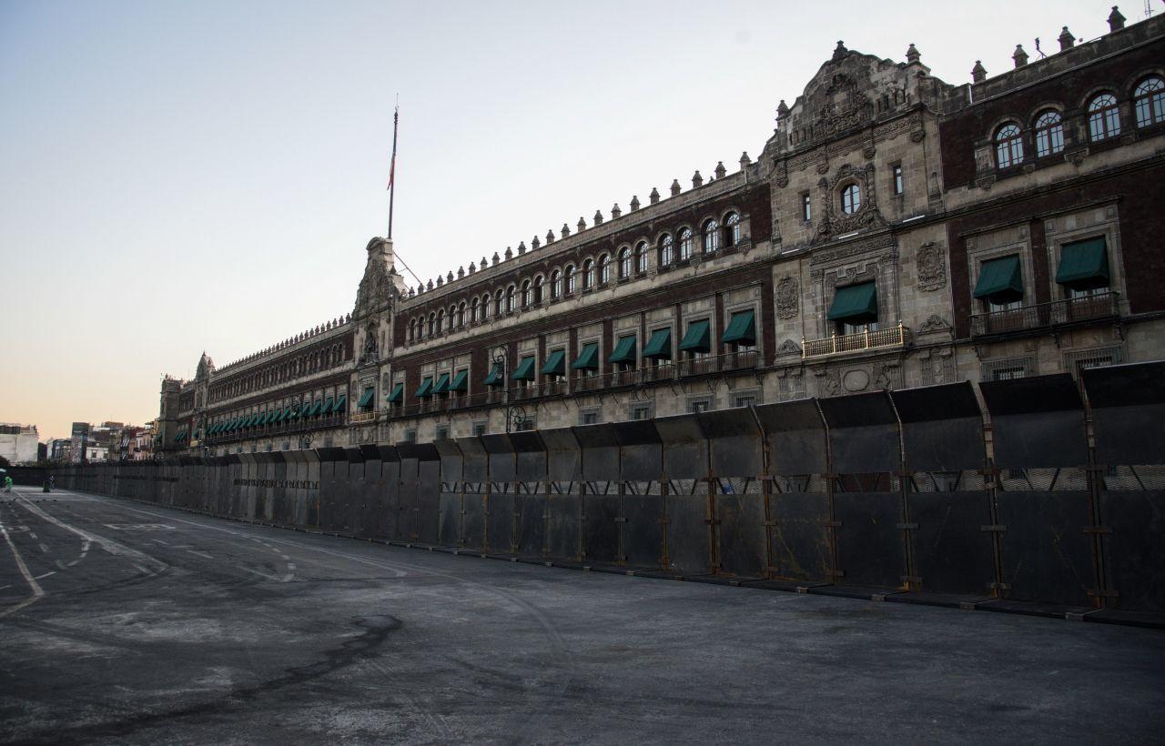 “No es miedo”, asegura AMLO respecto a la colocación de vallas en Palacio Nacional