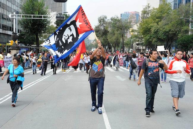 La CNTE marcha a Tlatelolco; sus dirigentes se dividen