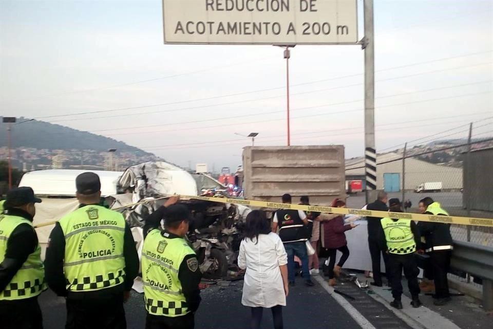 Choque entre combi y un camión de volteo en la México-Pachuca deja al menos 13 muertos