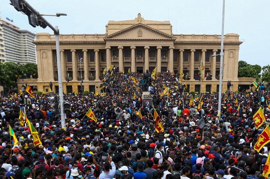 Ola de protestas por crisis económica llevan a la renuncia al presidente de Sri Lanka