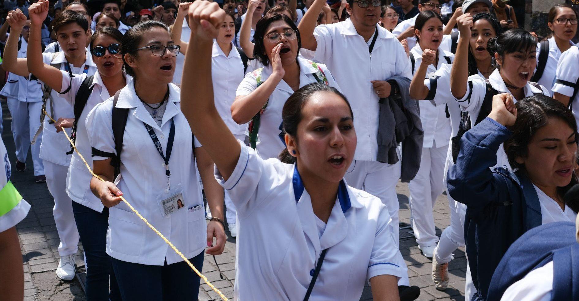 #NiUnaBataMenos: Estudiantes marchan en Puebla; exigen justicia por asesinato de sus compañeros