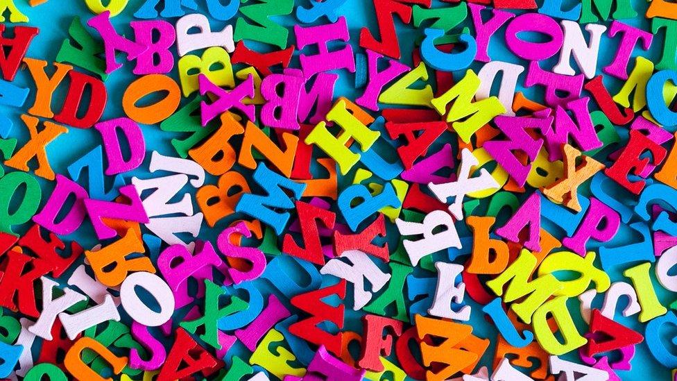 Sé verlas al revés: los fascinantes juegos de los palíndromos que te permiten leer en dos direcciones