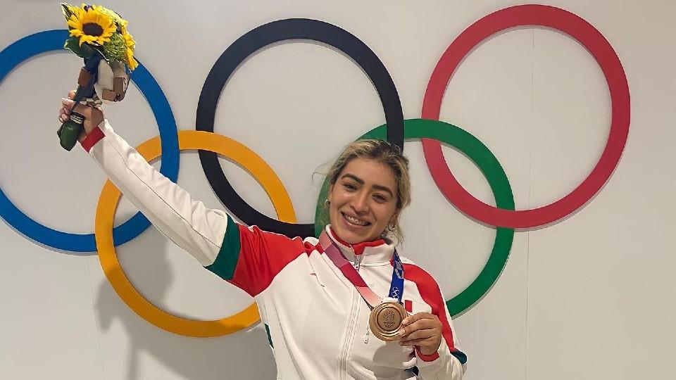 Aremi Fuentes, medallista olímpica, denuncia que gobierno de Baja California le dio cheque sin fondos