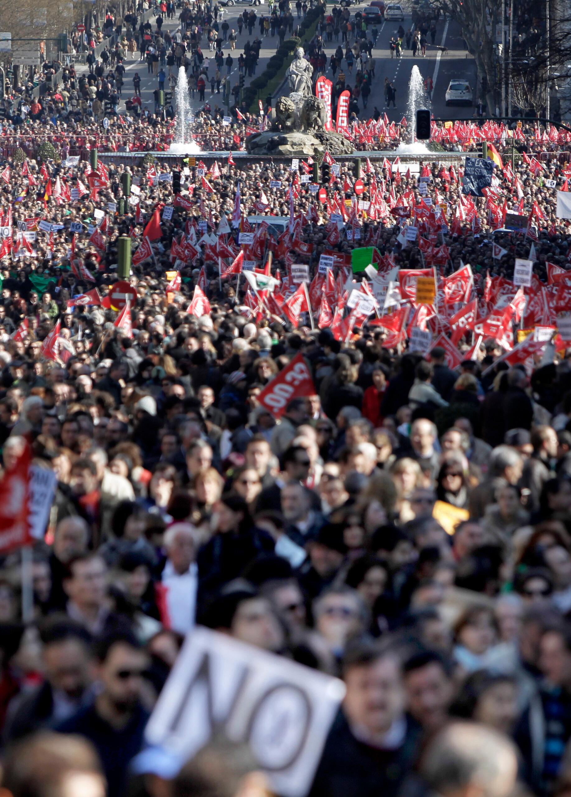 Cientos de miles protestan en España por reformas laborales