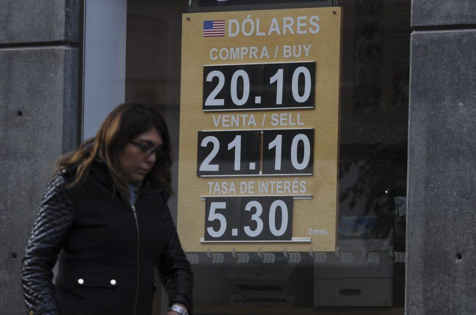 El dólar se dispara por encima de los 21 pesos en ventanillas bancarias