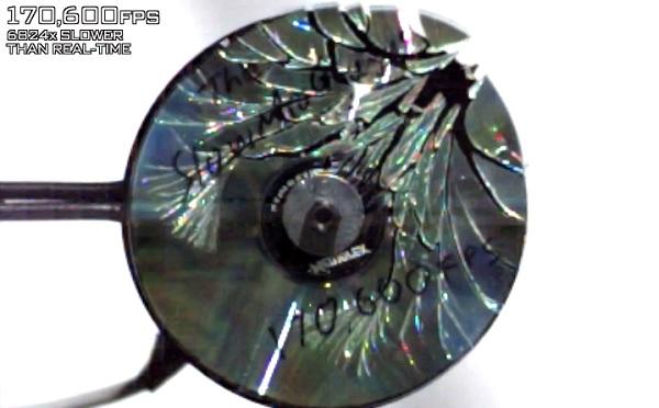 En cámara lenta: la destrucción de un CD a 170 mil cuadros por segundo