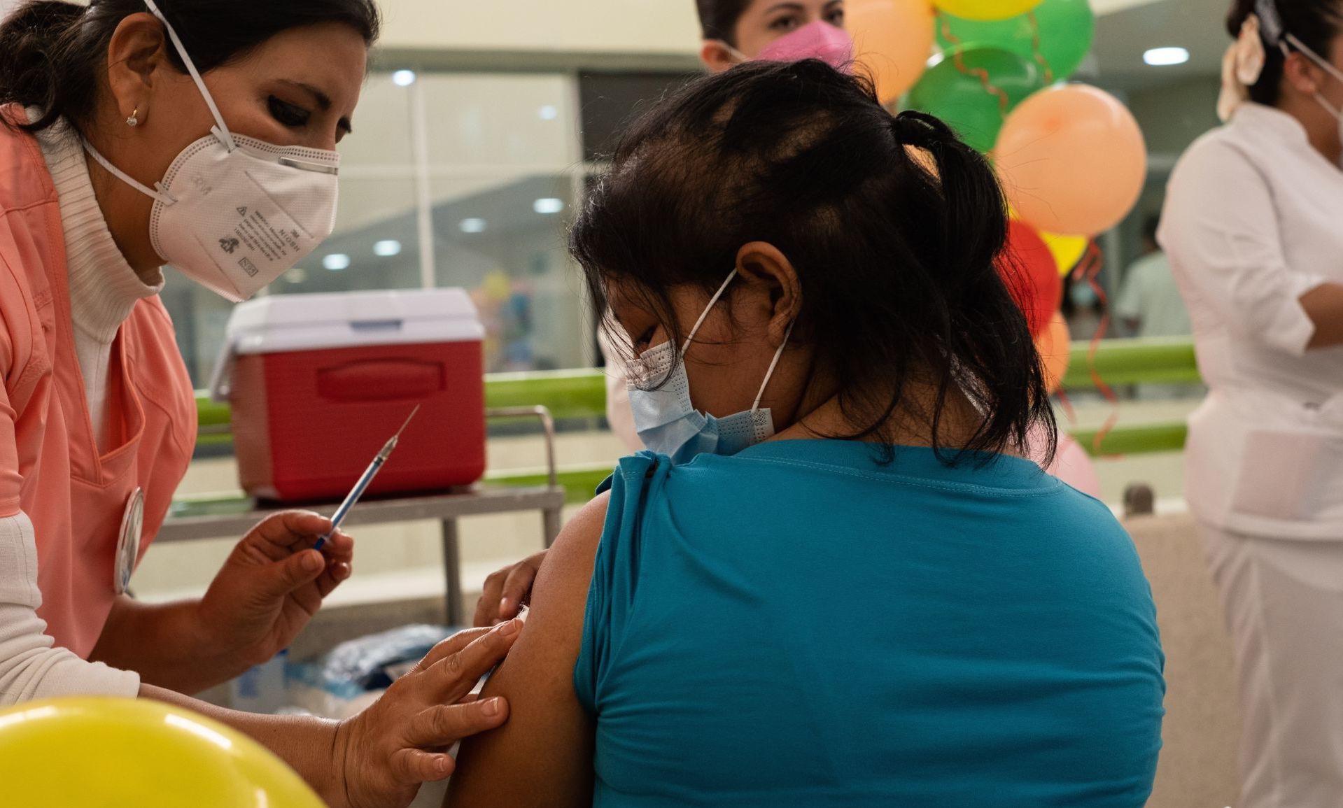 Casos de COVID disminuyen 19%; 53.4 millones han sido vacunados en México