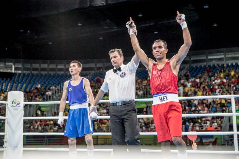 Boxeador mexicano gana y avanza a octavos de final en Río con un uniforme parchado