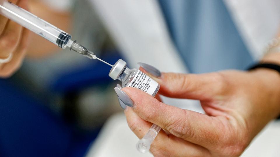 Vacunas de Pfizer y Moderna darían protección contra COVID por años, señala estudio