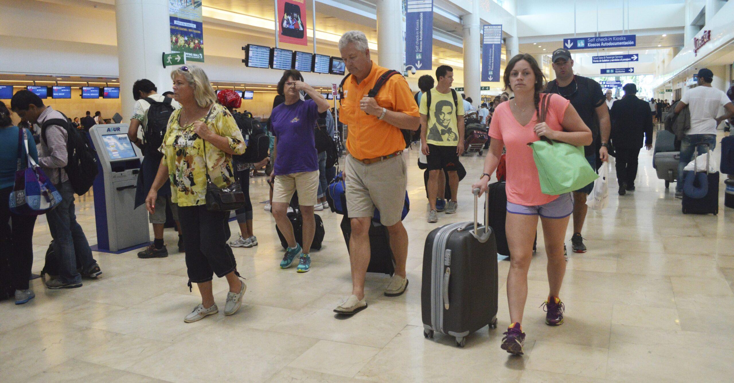 Aeropuerto de Cancún ha impedido entrada de taxis lo que mantiene altos precios: Cofece