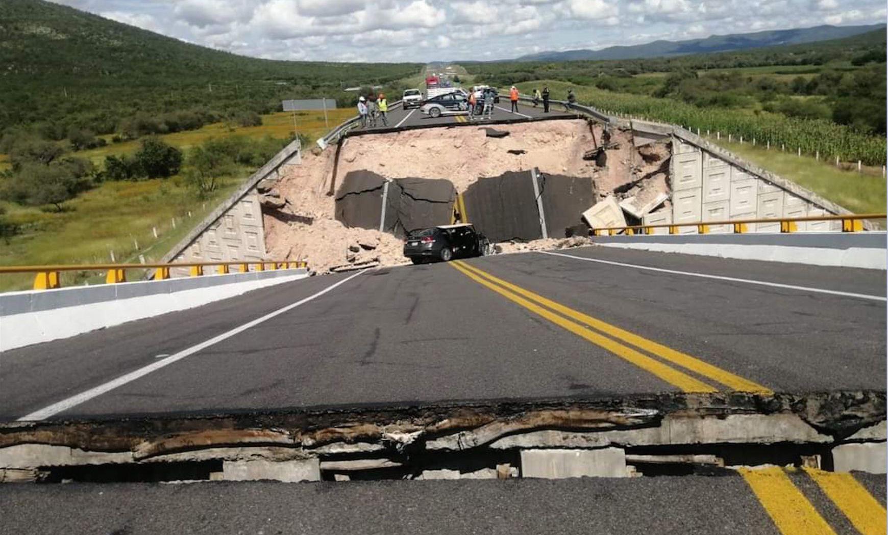 Se desploma puente de la Supercarretera Cerritos-Tula, en San Luis Potosí
