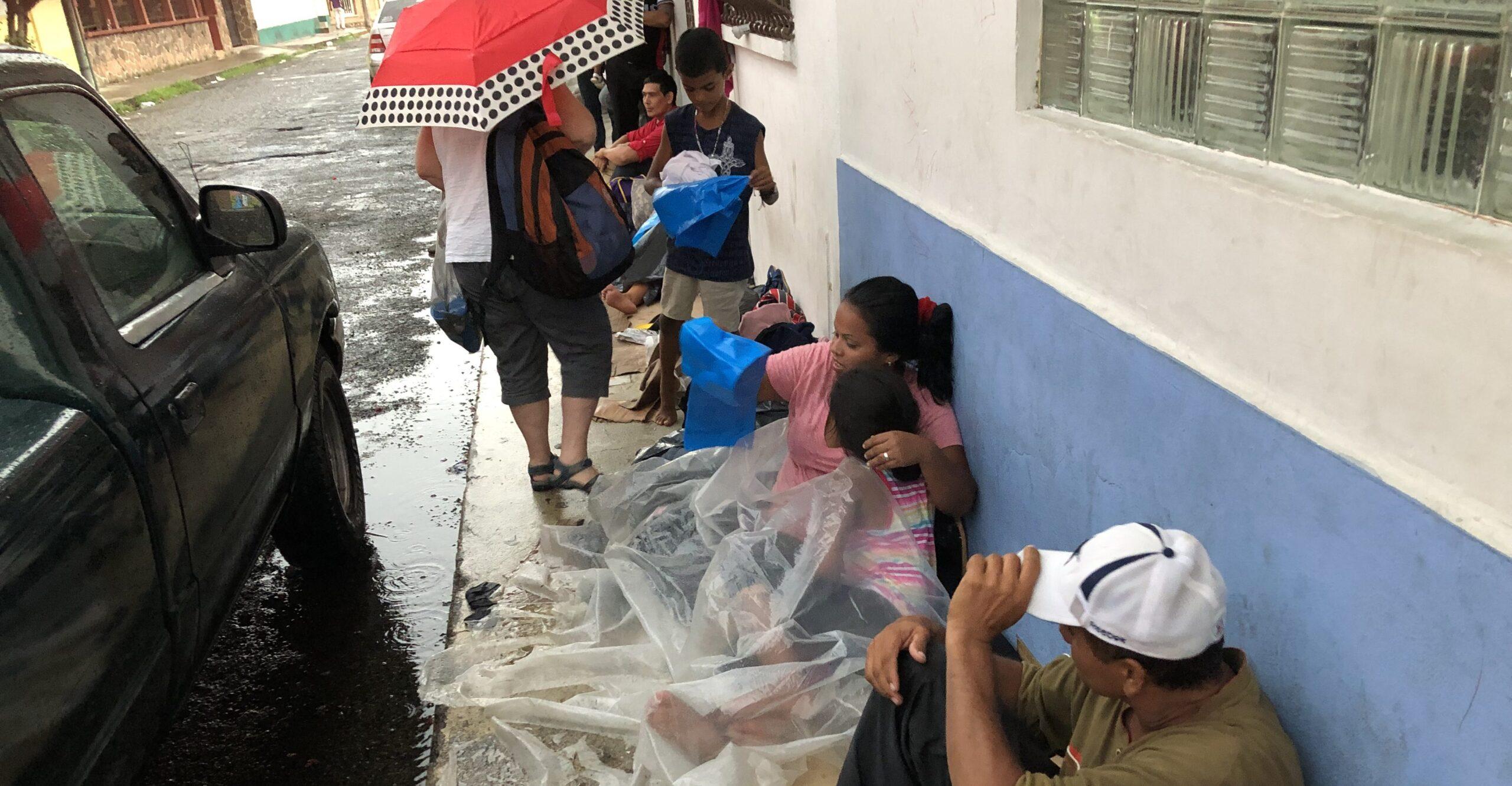 Bajo la lluvia, migrantes duermen en la calle en espera de asilo en México; solicitudes de refugio pueden llegar a 80 mil