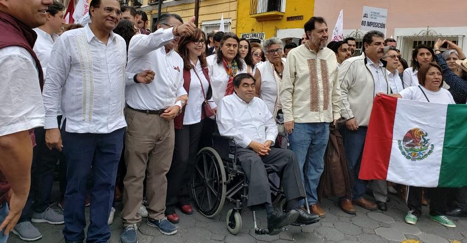 Barbosa encabeza marcha para reclamar fraude en las elecciones en Puebla