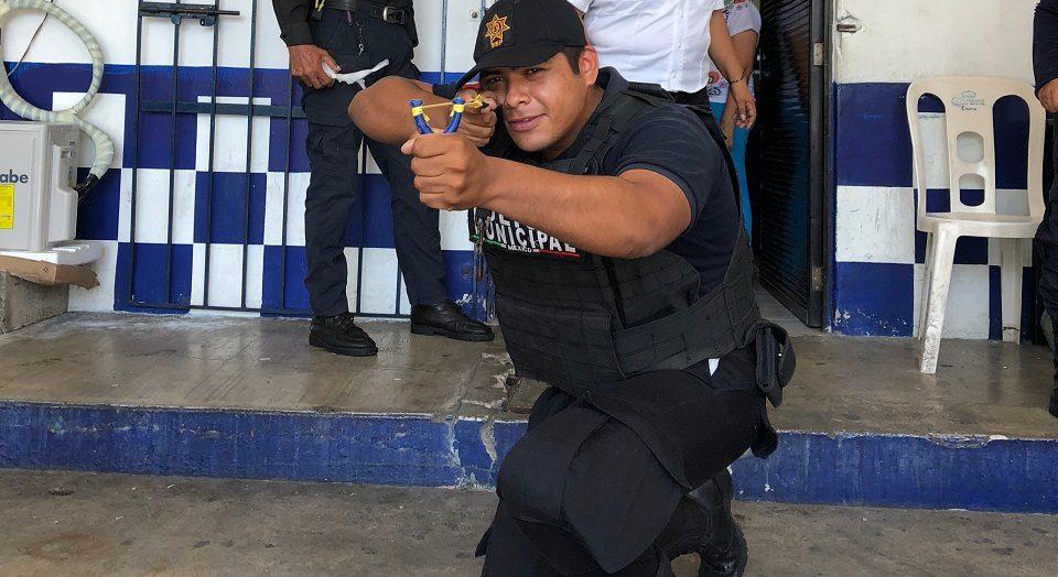 Quitan armas de fuego a policías de Alvarado, Veracruz, y los equipan con resorteras