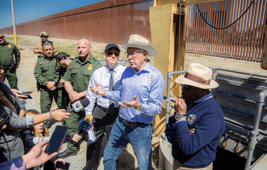 En la frontera México-EU hay más de 200 túneles usados por narcotraficantes, afirma el embajador Ken Salazar