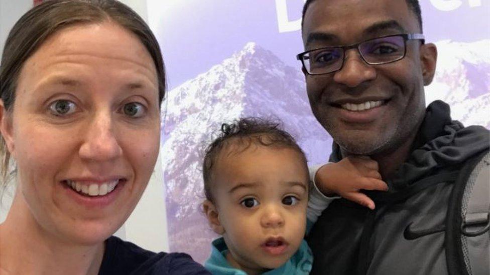 Aerolínea causa polémica por pedir a mujer blanca demostrar ser la madre de su hijo mestizo