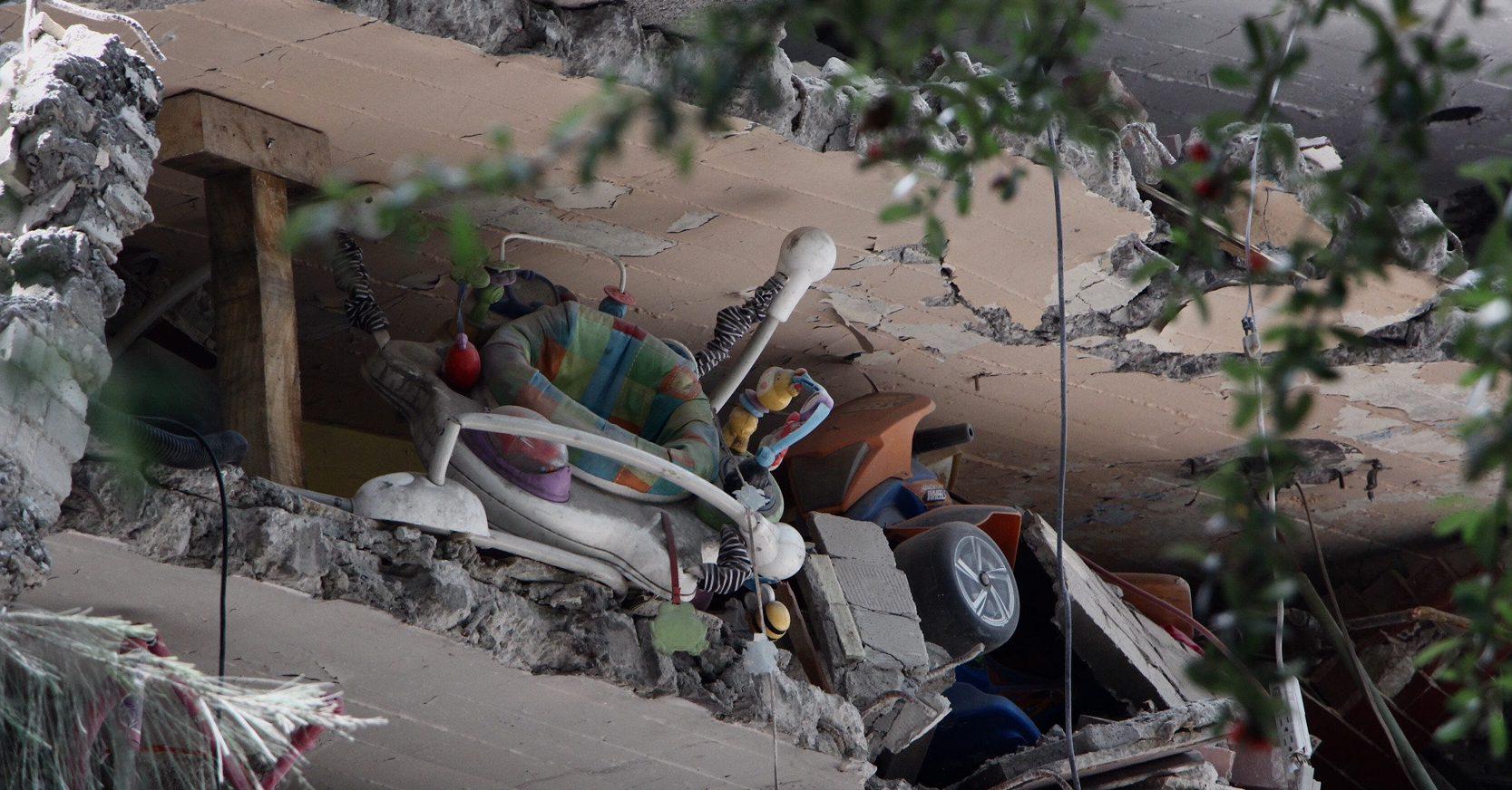 Tras 33 horas bajo los escombros, una niña de 8 años es rescatada en Multifamiliar de Tlalpan