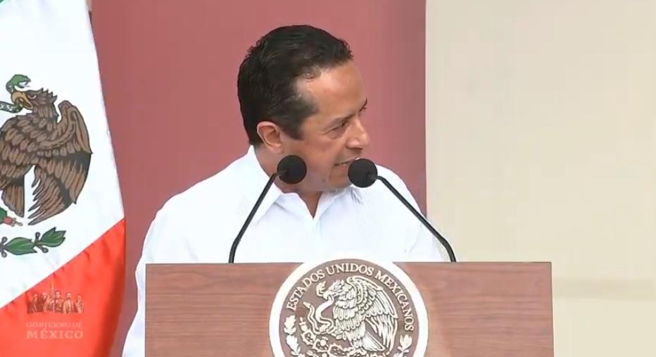 Silban y gritan contra el gobernador de Quintana Roo; AMLO llama a la unidad