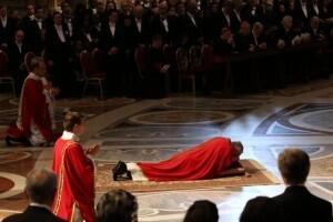 Tendido, el Papa encabeza su primer Viacrucis
