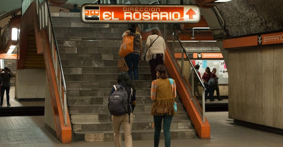 Trabajadores del Metro cargan a adultos mayores y personas con discapacidad, ante fallas de escaleras