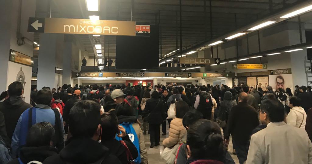 ¿Quién nos va a pagar lo que nos descuenten por llegar tarde?: fallas en el metro retrasan servicio