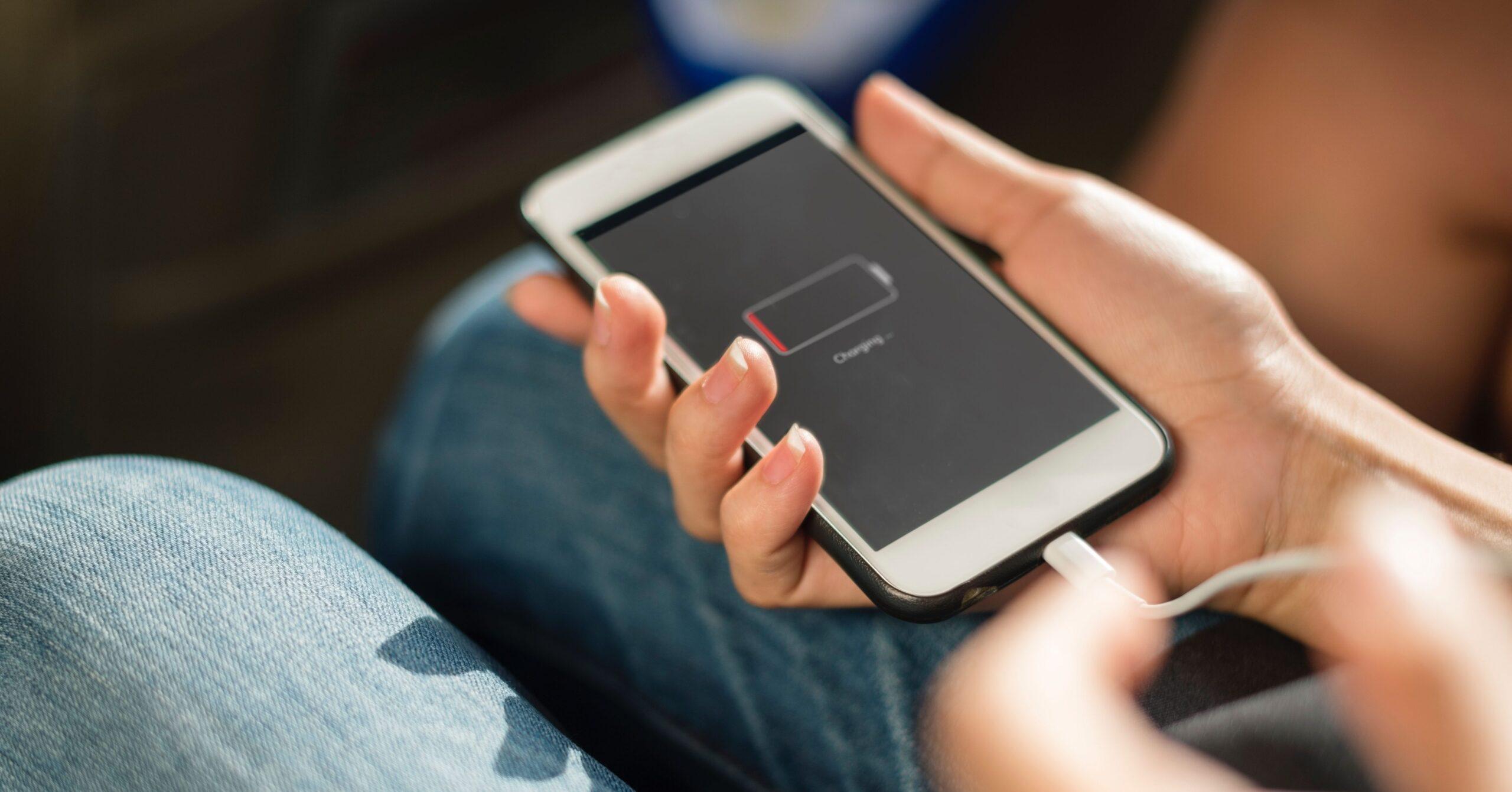 Cómo cargar el teléfono celular cuando no tienes electricidad en 3 sencillos pasos